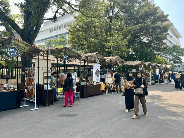 aktifitas belanja di pasar wiguna jogja